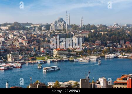 Istanbul, Türkei. Blick über das Goldene Horn zur Süleymaniye-Moschee und zum Hafen von Eminonu. Stockfoto