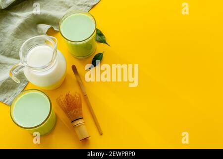 Grüner Matcha Latte Tee oder Kaffee mit Milch Stockfoto