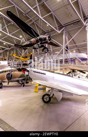 Airspace Aircraft Hall at Imperial war Museum, Duxford, Cambridgeshire, England UK mit Spitfire F24, Lysander MkIII und Avro Anson MkI Stockfoto