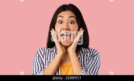 Nahaufnahme Porträt der schockierten jungen asiatischen Frau schreien Stockfoto
