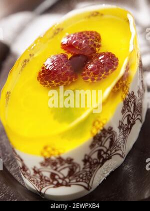 Gelee Kuchen mit Himbeeren, Nahaufnahme vertikalen Foto Stockfoto
