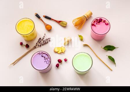 Grüner, gelber und pinker Latte. Heißer, farbenfroher Kaffee oder Tee mit Milch Stockfoto