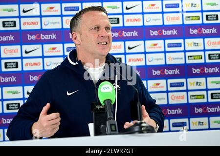 Genks Cheftrainer John van den Brom im Bild während einer Pressekonferenz des belgischen Fußballteams KRC Genk, Mittwoch, 03. März 2021 in Genk, in Bezug auf tom Stockfoto