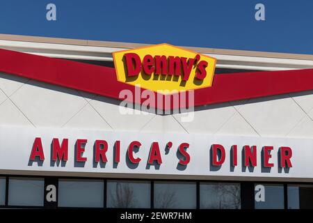 WHITESTOWN - circa März 2021: Denny's Fast Casual Restaurant und Diner. Dennys ist seit Generationen ein beliebter Nachtschicht. Stockfoto