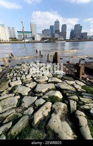 Ansicht von Canary Wharf, entnommen aus der Themse Strand bei Ebbe, Rotherhithe, South East London Stockfoto