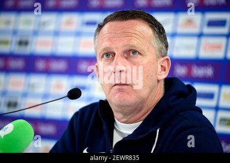 Genks Cheftrainer John van den Brom im Bild während einer Pressekonferenz des belgischen Fußballteams KRC Genk, Mittwoch, 03. März 2021 in Genk, in Bezug auf tom Stockfoto