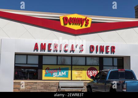 WHITESTOWN - circa März 2021: Denny's Fast Casual Restaurant und Diner. Dennys ist seit Generationen ein beliebter Nachtschicht. Stockfoto