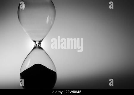 Schwarzweiß-Foto der Sanduhr Nahaufnahme Stockfoto