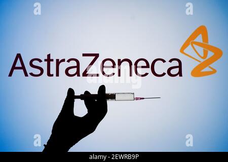 Polen. März 2021, 01st. Das AstraZeneca-Logo ist mit einer Hand zu sehen, die eine Spritze und eine Nadel in dieser Abbildung am 1. März 2021 in Warschau hält. Menschen in Frankreich im Alter von über 65 Jahren mit bestehenden gesundheitlichen Problemen können den Impfstoff AstraZeneca COVID-19 erhalten, sagte Frankreichs Gesundheitsminister am Montag, der von der früheren Haltung von Paris abging, dass der Impfstoff nur für unter 65s sein sollte. (Foto von Jaap Arriens/Sipa USA) Quelle: SIPA USA/Alamy Live News Stockfoto