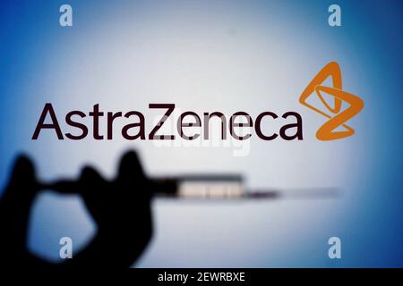 Polen. März 2021, 01st. Das AstraZeneca-Logo ist mit einer Hand zu sehen, die eine Spritze und eine Nadel in dieser Abbildung am 1. März 2021 in Warschau hält. Menschen in Frankreich im Alter von über 65 Jahren mit bestehenden gesundheitlichen Problemen können den Impfstoff AstraZeneca COVID-19 erhalten, sagte Frankreichs Gesundheitsminister am Montag, der von der früheren Haltung von Paris abging, dass der Impfstoff nur für unter 65s sein sollte. (Foto von Jaap Arriens/Sipa USA) Quelle: SIPA USA/Alamy Live News Stockfoto