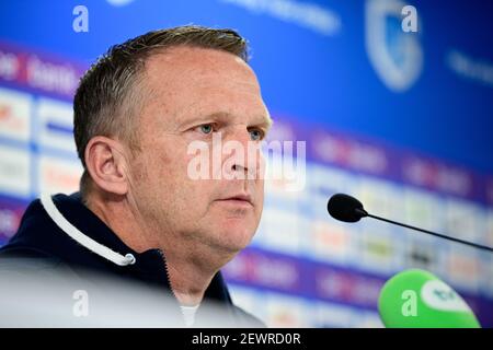 Genks Cheftrainer John van den Brom im Bild während einer Pressekonferenz des belgischen Fußballteams KRC Genk, Mittwoch, 03. März 2021 in Genk, in Bezug auf tom Stockfoto