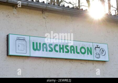 Machern, Deutschland. Februar 2021, 22nd. Ein schmutziges Schild mit der Aufschrift 'Waschsalon' hängt an einem Gebäude auf einem Campingplatz im Leipziger Land. Quelle: Volkmar Heinz/dpa-Zentralbild/ZB/dpa/Alamy Live News Stockfoto