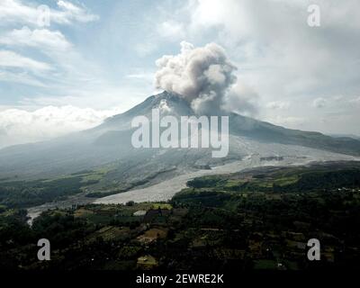 Jakarta. März 2021, 3rd. Luftaufnahme vom 3. März 2021 zeigt vulkanisches Material, das vom Berg Sinabung aus aus gesehen vom Berastepu Dorf Karo, Nord-Sumatra, Indonesien, spuckt. Quelle: Kusuma Wijaya/Xinhua/Alamy Live News Stockfoto