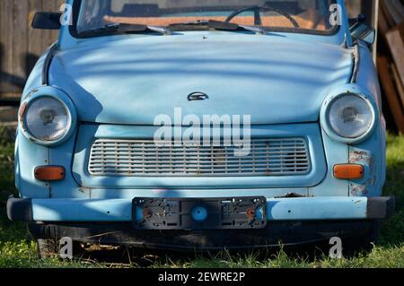 Machern, Deutschland. Februar 2021, 22nd. Ein Trabant 601 in Originalfarbe 'himmeblau' steht - ohne Nummernschild - auf dem 'Storage' in einem Gartengrundstück im Leipziger Land. Quelle: Volkmar Heinz/dpa-Zentralbild/ZB/dpa/Alamy Live News Stockfoto