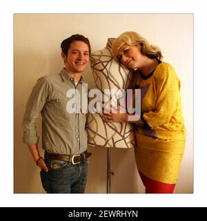 Elijah Wood mit Heloise Williams von Heloise und dem Savoir Faire in einem Hotel in Sohophotograph von David Sandison The Unabhängige 8/4/2008 Stockfoto