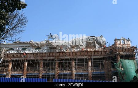 Kathmandu, Bagmati, Nepal. März 2021, 3rd. Am 3. März 2021 wurde in Kathmandu, Nepal, ein zerstörtes Gebäude in Singhadurbar rekonstruiert.das Hauptgebäude von Singhadurbar, bekannt als Verwaltungssitz der nepalesischen Regierung, befindet sich im Wiederaufbau, das während des massiven Erdbebens im Jahr 2015 schwer beschädigt wurde. Quelle: Sunil Sharma/ZUMA Wire/Alamy Live News Stockfoto