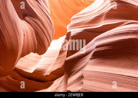 Wassererodierter Navajo-Sandstein bildet einen Slot Canyon im Upper Antelope Canyon, Navajo Land, Arizona, USA, Nordamerika Stockfoto