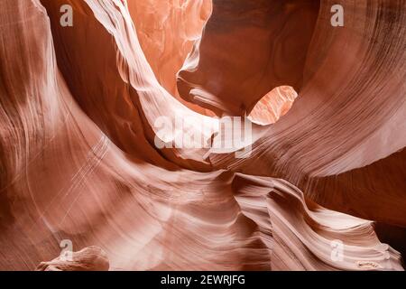 Wassererodierter Navajo-Sandstein bildet einen Slot Canyon im Upper Antelope Canyon, Navajo Land, Arizona, USA, Nordamerika Stockfoto