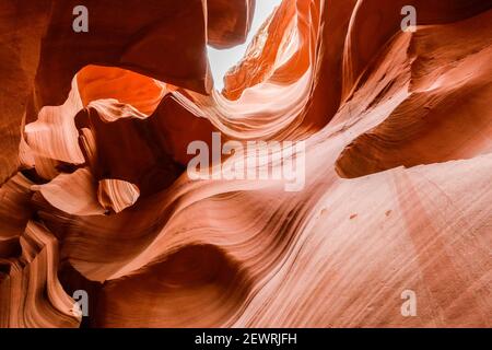 Wassererodierter Navajo-Sandstein bildet einen Slot Canyon im Upper Antelope Canyon, Navajo Land, Arizona, USA, Nordamerika Stockfoto