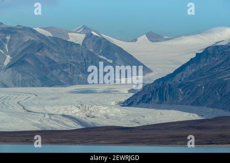 Tidewater Glaciers and Ice-capped Mountains in Eclipse Sound, Nunavut, Kanada, Nordamerika Stockfoto