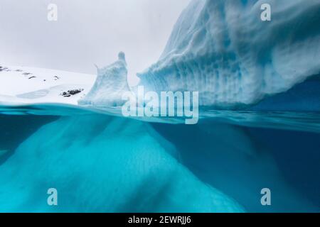 Oben und unten Blick auf einen Eisberg auf Cuverville Island, Erra Channel, Antarktis, Polarregionen Stockfoto