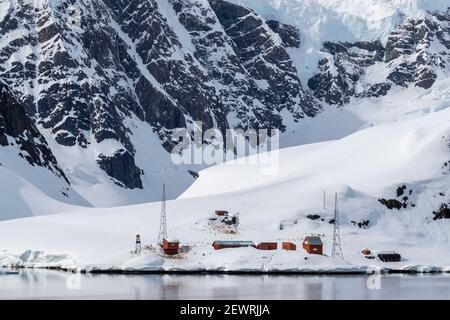 Die argentinische Forschungsstation Almirante Brown, in Paradise Harbour, Antarktis, Polarregionen Stockfoto