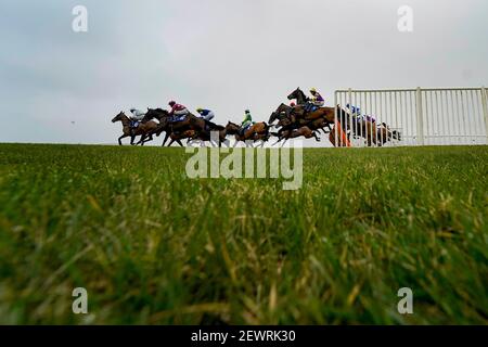 Eine allgemeine Ansicht, wie Läufer einen Flug von Hürden während der Get Daily Tips auf racingtv.com Anfänger Hürde auf Wincanton Rennbahn. Bilddatum: Mittwoch, 3. März 2021. Stockfoto