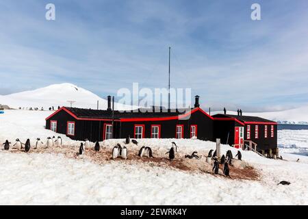 Ehemalige britische Basis heute ein Museum und Postamt in Port Lockroy auf winzigen Goudier Island, Antarktis, Polarregionen Stockfoto