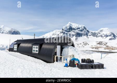 Ehemalige britische Basis heute ein Museum und Postamt in Port Lockroy auf winzigen Goudier Island, Antarktis, Polarregionen Stockfoto