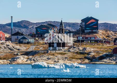 Blick von der äußeren Bucht der drittgrößten Stadt Grönlands, Ilulissat (Jakobshavn), Grönland, Polarregionen Stockfoto