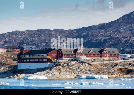 Blick von der äußeren Bucht der drittgrößten Stadt Grönlands, Ilulissat (Jakobshavn), Grönland, Polarregionen Stockfoto