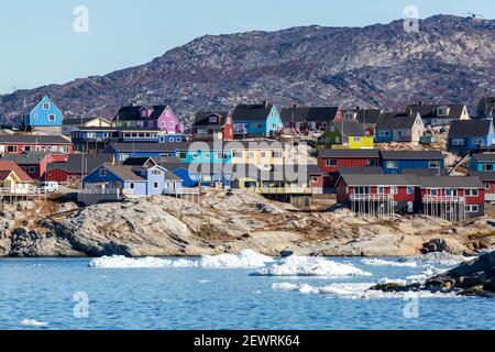 Blick von der äußeren Bucht der drittgrößten Stadt Grönlands, Ilulissat (Jakobshavn), Grönland, Polarregionen Stockfoto