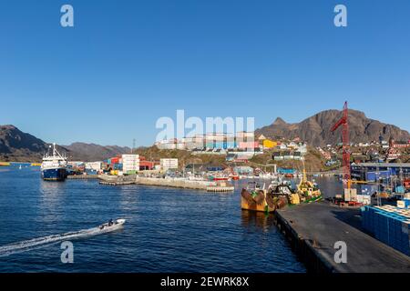 Der Hafen in Sisimiut, im dänischen Holsteinsborg, an der Davis-Straße, der zweitgrößten Stadt Grönlands, Polarregionen Stockfoto