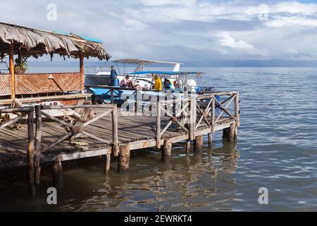 Samana, Dominikanische republik - 7. Januar 2020: Hölzerne Pier an der Küste der Bucht von Samana, Crew bereiten Motorboote für die Reise Stockfoto