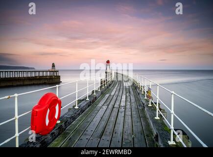 Ein Wintersonnenaufgang über Whitby Piers Stockfoto