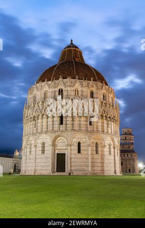 Vorderansicht von Pisa Baptisterium St. John in der Abenddämmerung, Piazza dei Miracoli (Piazza del Duomo), UNESCO-Weltkulturerbe, Pisa, Toskana, Italien, Europa Stockfoto