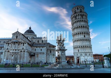 Die berühmte Piazza dei Miracoli mit der Kathedrale von Pisa (Duomo) und dem Schiefen Turm, UNESCO-Weltkulturerbe, Pisa, Toskana, Italien, Europa Stockfoto