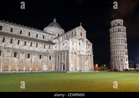 Kathedrale (Duomo) und Schiefer Turm bei Nacht, Piazza Dei Miracoli, UNESCO-Weltkulturerbe, Pisa, Toskana, Italien, Europa Stockfoto