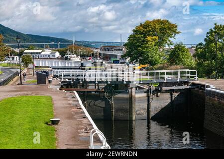 Inverness, Schottland, UK – Schleusen am Caledonian Canal nahe dem Muirtown Basin mit Kessock Bridge im Hintergrund Stockfoto