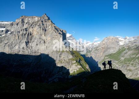 Zwei Wanderer bewundern die Berge während der Wanderung zur Muttseehütte am Kalktrittli-Weg, Kanton Glarus, Schweiz, Europa Stockfoto