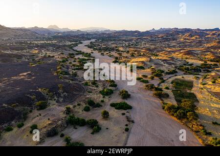 Luftaufnahme eines trockenen Tals im UNESCO-Weltkulturerbe, bei Sonnenaufgang, Luftberge, Niger, Afrika Stockfoto