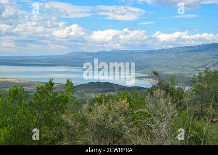 Landschaftlich schöner Blick auf den Elementaita See gegen Berge in Naivasha, Kenia Stockfoto