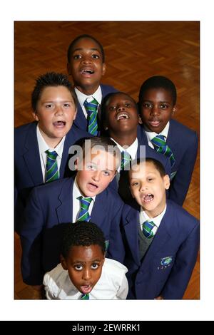 Der Schulchor .... Kingswood Primary schoolphotograph von David Sandison The Independent Stockfoto