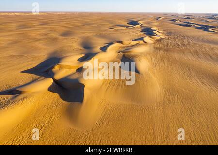 Luftaufnahme der Sanddünen in der Tenere Wüste, Sahara, Niger, Afrika Stockfoto