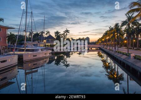 Blick entlang des ruhigen Kanals bei Sonnenaufgang, Yachten spiegeln sich in stillem Wasser, Nurmi Isles, Fort Lauderdale, Florida, Vereinigte Staaten von Amerika, Nordamerika Stockfoto