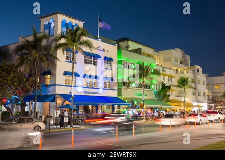 Farbenfrohe Hotelfassaden, die bei Nacht beleuchtet werden, Ocean Drive, historisches Art déco-Viertel, South Beach, Miami Beach, Florida, USA Stockfoto