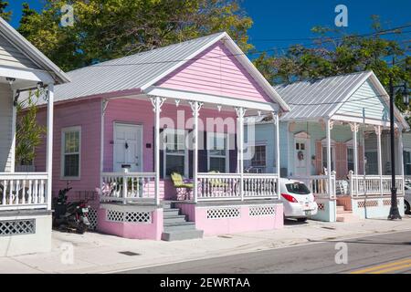 Typische pastellfarbene Holzhäuser an der Truman Avenue, Altstadt, Key West, Florida Keys, Florida, Vereinigte Staaten von Amerika, Nordamerika Stockfoto