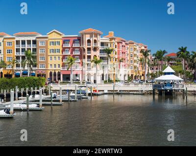 Blick über den Gordon River auf die farbenfrohe Architektur des Bayfront Place, Naples, Florida, USA, Nordamerika Stockfoto