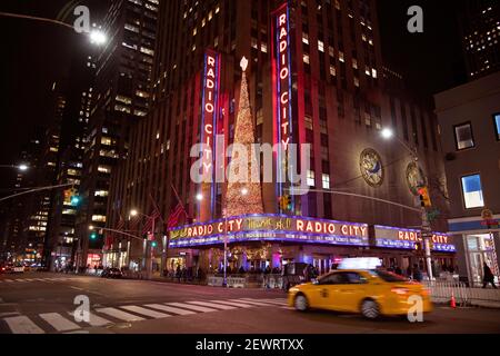 New York City Straßenszene vor dem Rockefeller Center, New York, Vereinigte Staaten von Amerika, Nordamerika Stockfoto