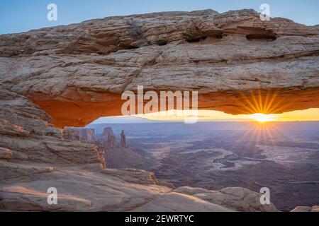 Nahaufnahme des Canyons durch Mesa Arch bei Sonnenaufgang, Canyonlands National Park, Utah, Vereinigte Staaten von Amerika, Nordamerika Stockfoto